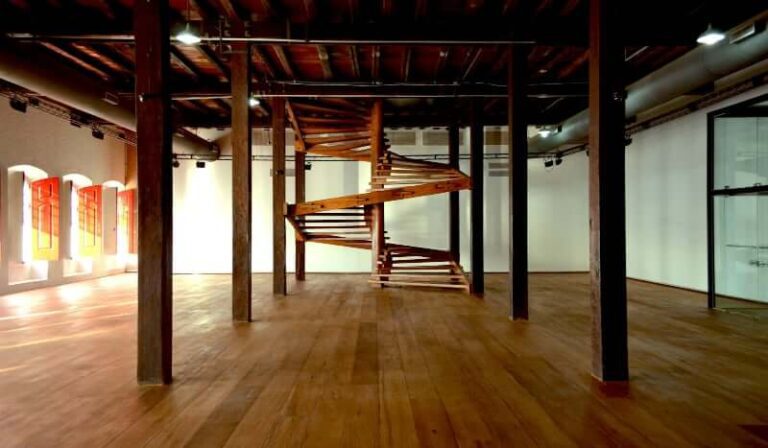 vista interna do museu de arte moderna da bahia com escada de lina bo bardi