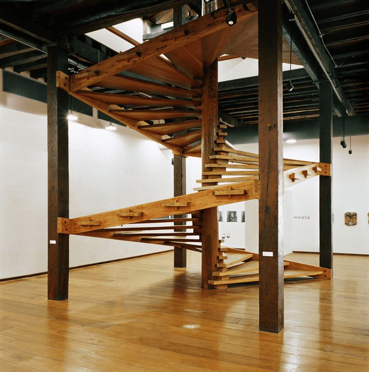 imagem da escada da lina bo bardi no solar do unhão no museu de arte moderna da bahia