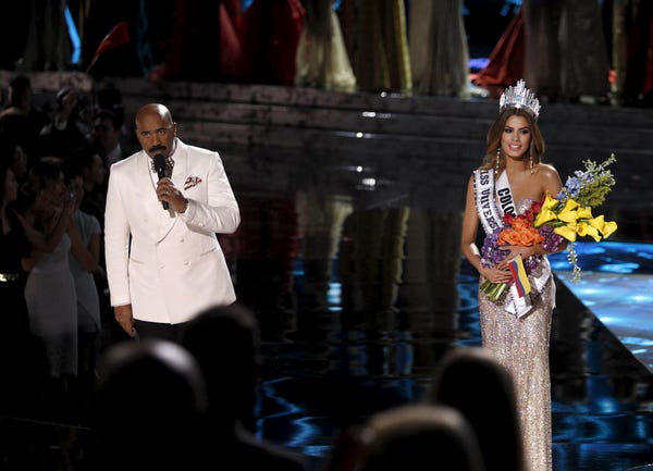 Steve Harvey mistakenly crowned Miss Colombia Ariadna Gutiérrez during Miss Universe 2015